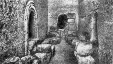 Дромос со входами в гробницы