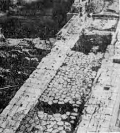 Рим. Мост Элия, 134 г. н. э. вымостка античной дороги близ моста Элия