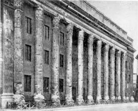 Рим. Храм Адриана, около 149 г. Современный вид бокового фасада